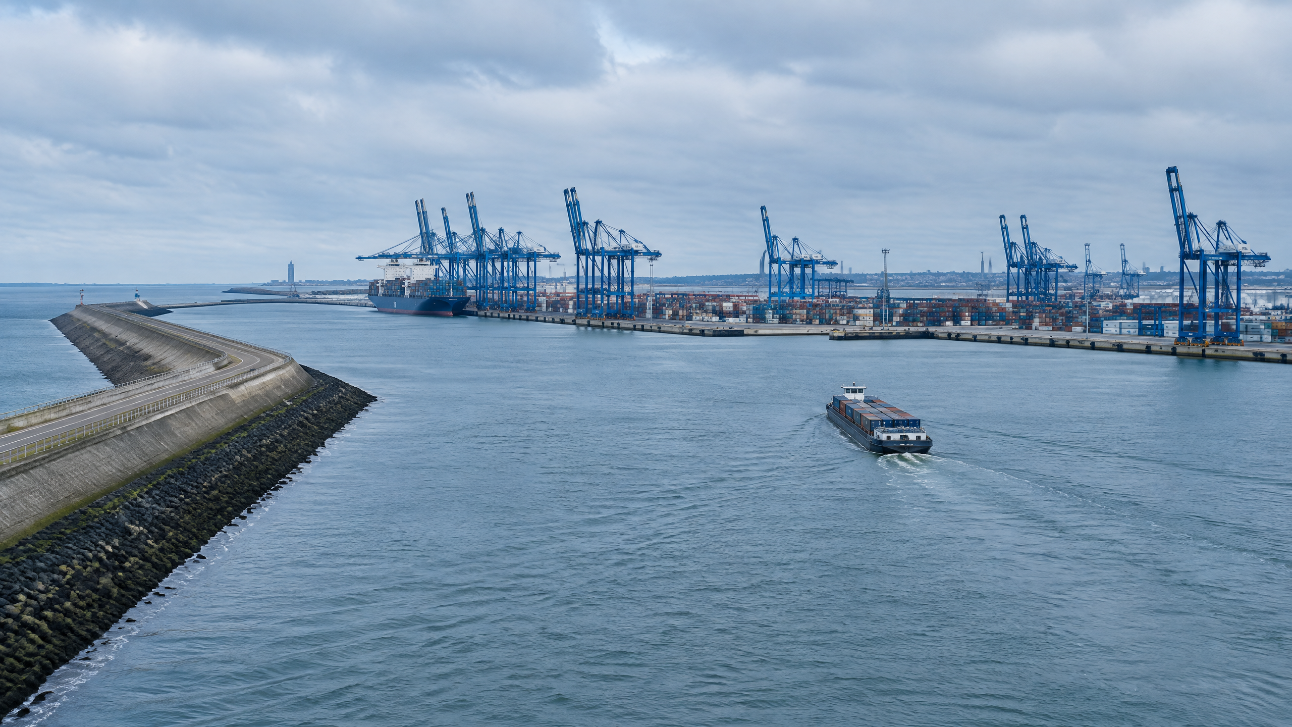 Nouveau chenal fluvial et digue de la chatière reliant Port 2000 à la Seine au Havre