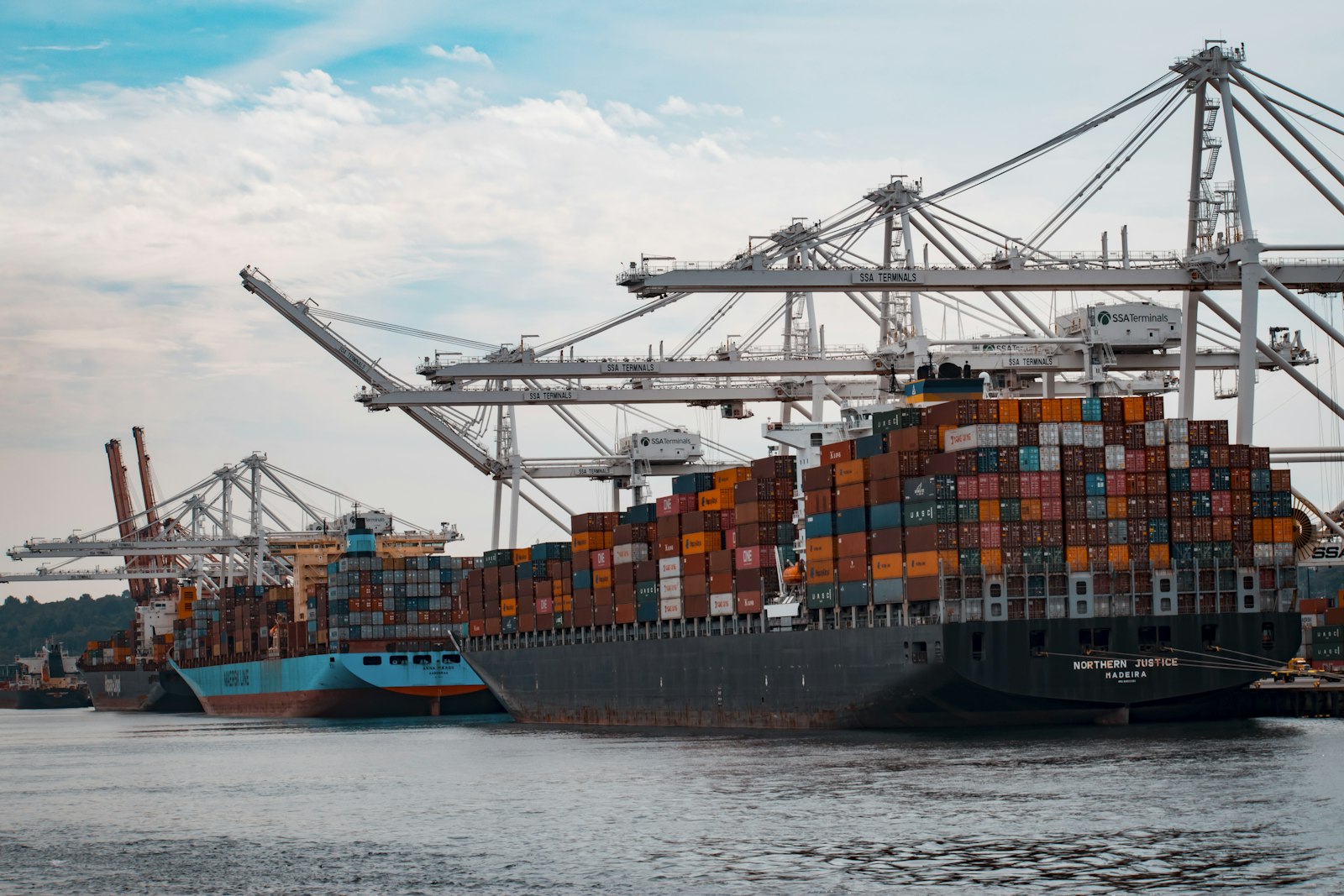 Terminal maritime international illustrant les enjeux géopolitiques du transport